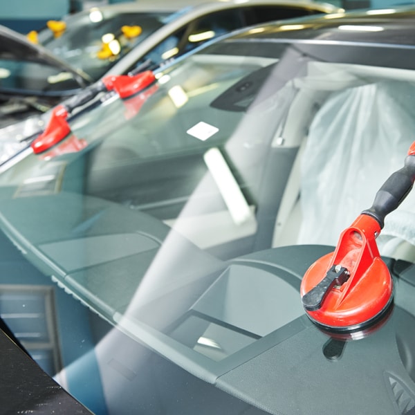 Which auto glass service to contact when windshield is damaged 